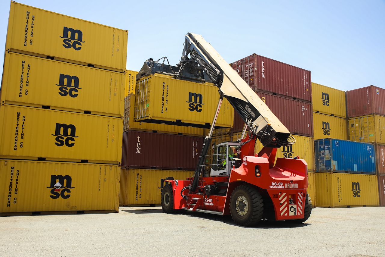 Les Reachstackers : la puissance qui fait bouger le monde du conteneur